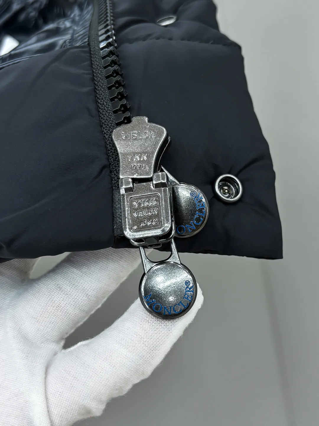 Tibb Moncler Classic ， 80 。 longue saison ， 。 。 ： longue saison Longue saison ， ， Same Style :Black 25001Size : 1-5 1 ： 46cm- 116cm- 65cm 2 ： 48cm- 118cm- 67cm 3 ： 50cm- 120cm- 69cm 4 : 52cm- 122cm- 71cm 5 : 54cm- 124cm- 73cm